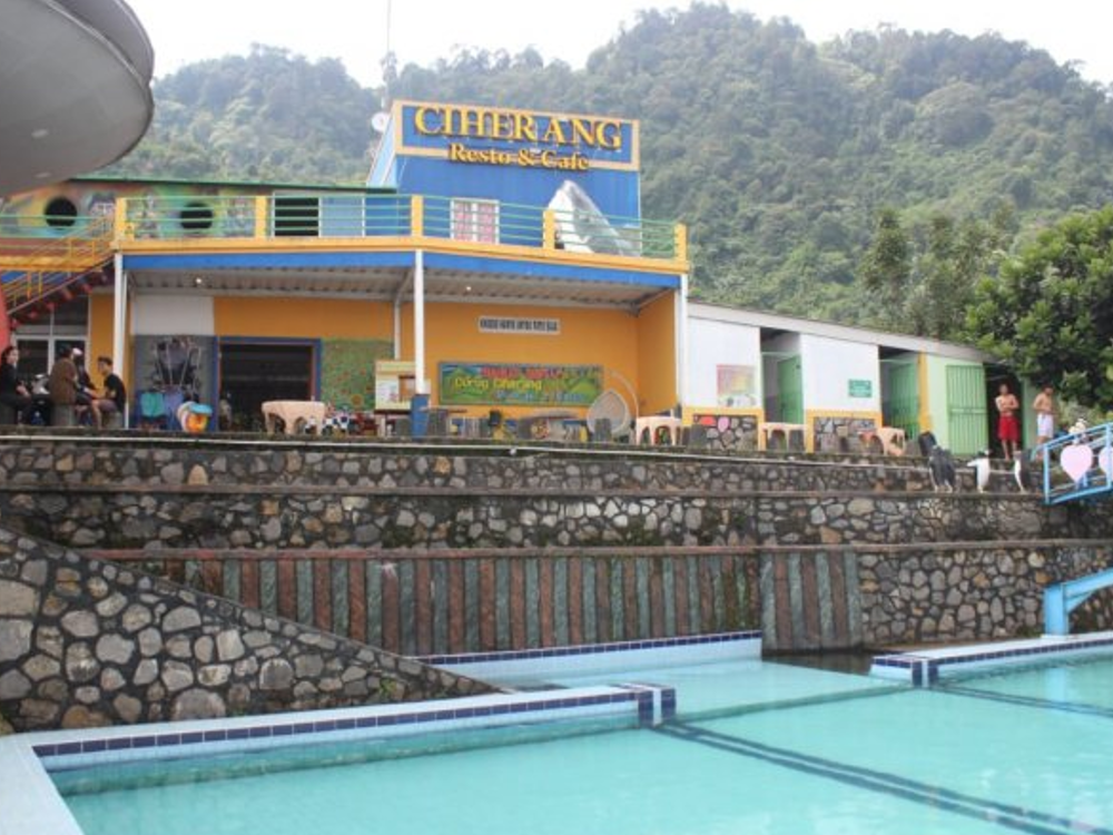 Suasana tempat wisata Curug Ciherang di Desa Wargajaya, Kecamatan Sukamakmur, Kabupaten Bogor, Jawa Barat.