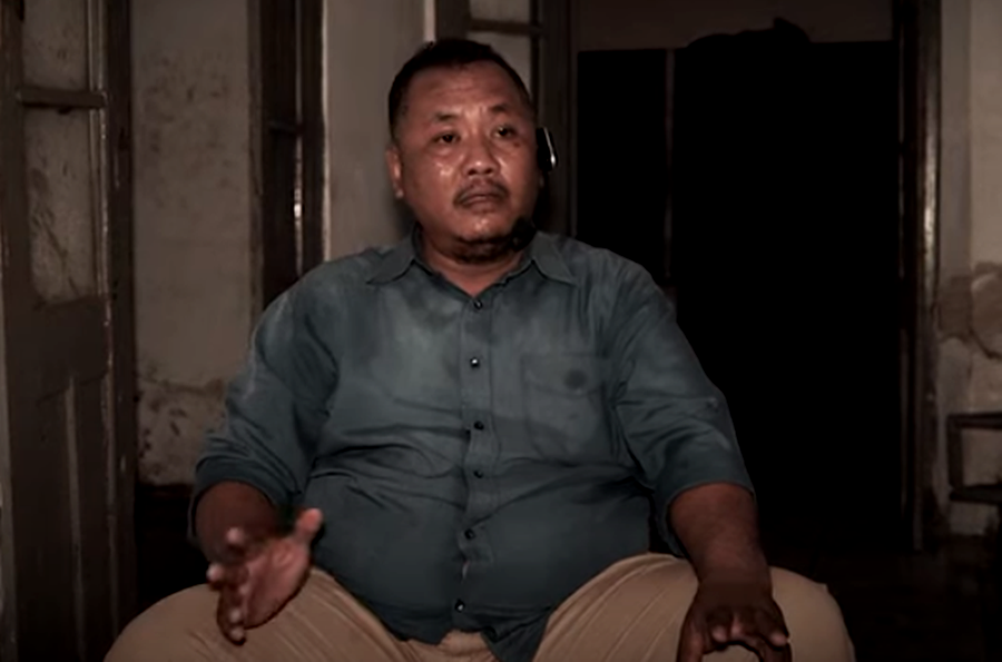 Heri, yang berprofesi sebagai debt collector menceritakan kisah ketika menagih hutang kepada dukun santet di Tegal, Jawa Tengah.