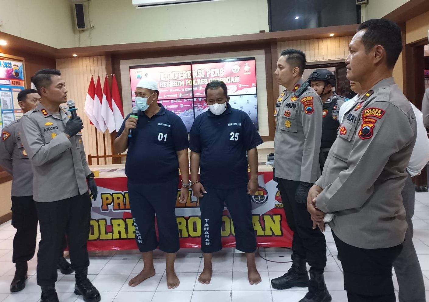 Kapolres Grobogan AKBP Dedy Anung Kurniawan menanyakan kepada Mahfud (pakai kopiah putih) tersangka pemerasan BUMN Adhi Karya, Rabu 16 Maret 2023.