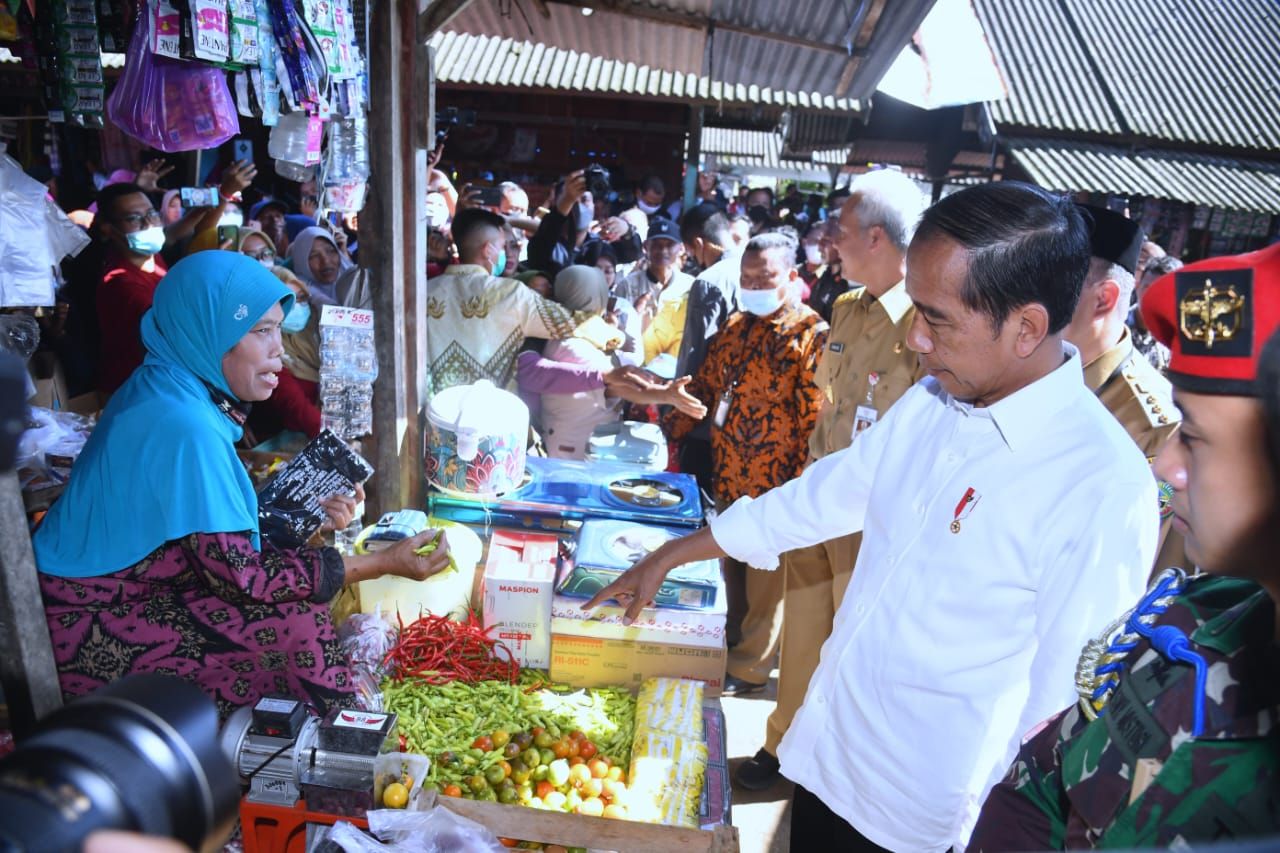 Presiden Jokowi mengunjungi Pasar Mendenrejo, Kabupaten Blora, Provinsi Jawa Tengah, pada Jumat, 10 Maret 2023.  Presiden membeli 5 kilogram cabai hijau di salah satu pedagang yang ada di sana.