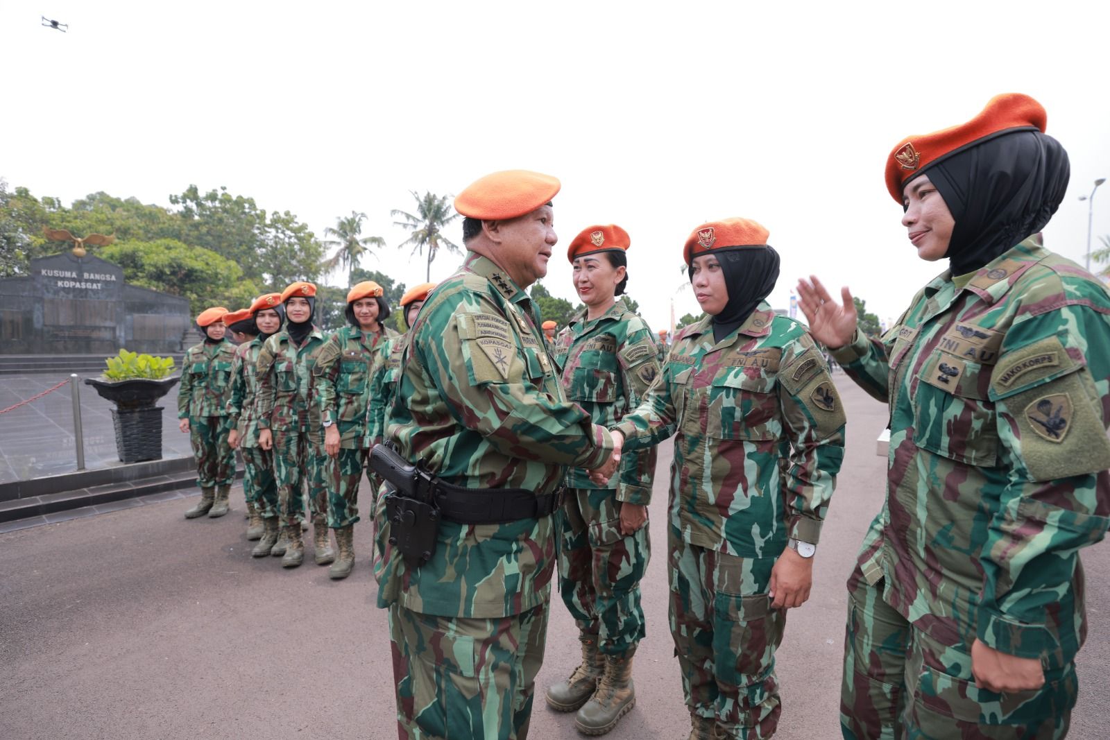 Srikandi TNI AU bersalaman dengan Menhan Prabowo Subianto