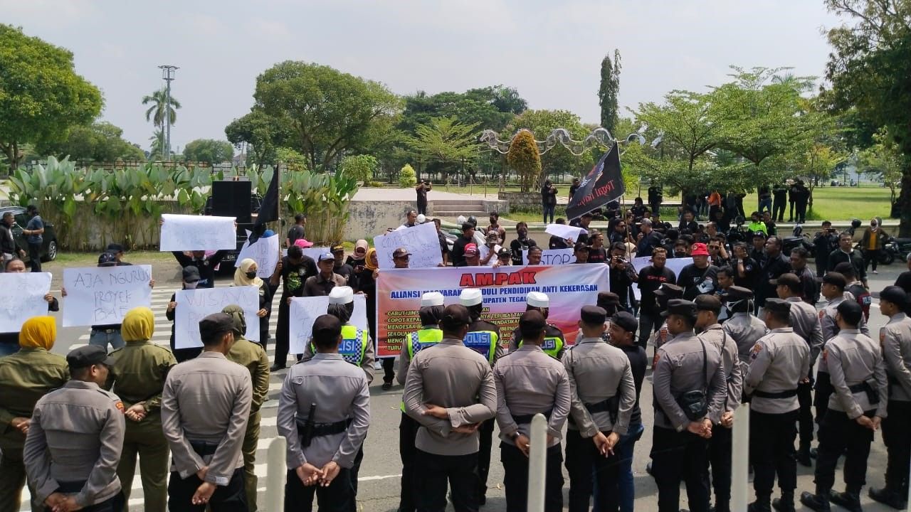aksi unjuk rasa didepan Pemda dan Kantor Dikbud Kabupaten Tegal