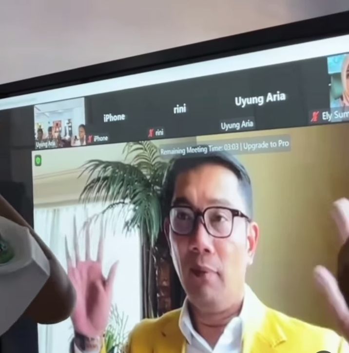   Gubernur Jawa Barat, Ridwan Kamil saat melakukan pertemuan zoom dengan SMPN 3  Tasikmalaya.