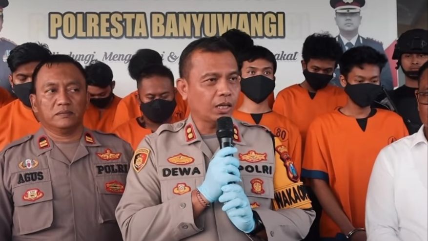 Wakapolresta Banyuwangi AKBP Dewa Putu dalam konferensi pers rilis ungkap kasus perkelahian anggota perguruan silat