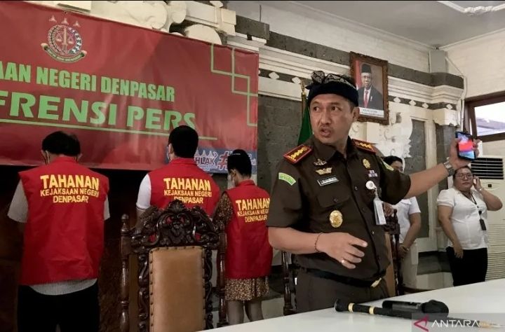 Kepala Kejaksaan Negeri Denpasar Rudy Hartono memberi arahan kepada jajarannya selepas jumpa pers kasus penetapan tersangka kepemilikan KTP oleh warga negara Ukraina dan Suriah di Kantor Kejaksaan Negeri Denpasar, Bali, Rabu, 15 Maret 2023. 