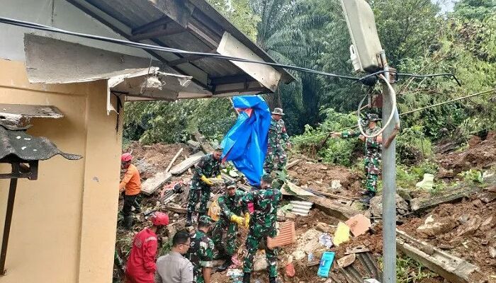 Petugas saat melakukan pencarian korban longsor di sepanjang 25 meter rel kereta api yang menimpa  lima rumah dan menyebabkan 17 korban di  Kampung Sirna Sari Kelurahan Empang, Kecamatan Bogor Selatan, Kota Bogor pada Rabu siang, 15 Maret 2023.