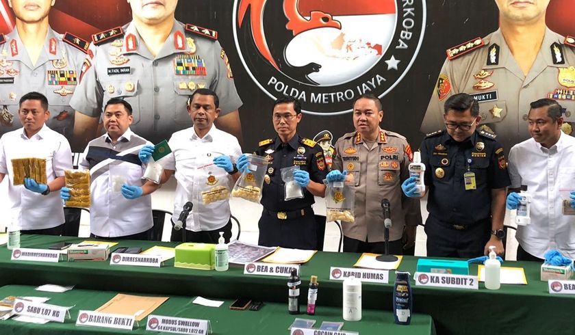 Polda Metro Jaya dan Kantor Bea Cukai Bandara Soekarno Hatta mengungkap penyelundupan kokain cair sebanyak dua liter.