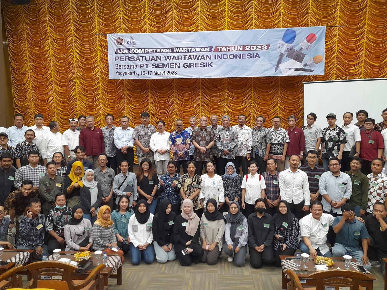 Wakil Gubernur Yogyakarta berfoto bersama para peserta UKW Joglosemar saat pembukaan di Auditorium BBPPMPV Yogyakarta.