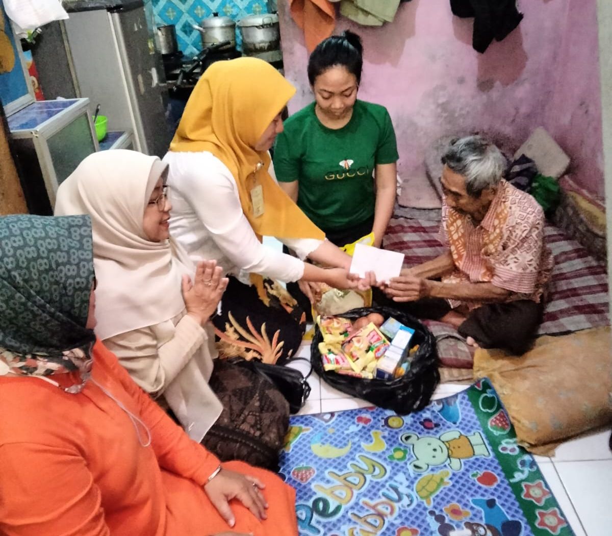 Camat Antapani, Rahmawati Mulia dan Lurah Antapani Kulon, Dyah Kusumaningtyas didampingi IPSM  gelar program makan bersama keluarga pra sejahtera dan berikan bantuan