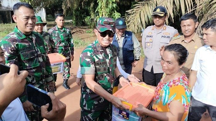 Danrem Gapo Brigjen TNI M Naudi Nurdika, menyalurkan bantuan ke masyarakat terdampak banjir.