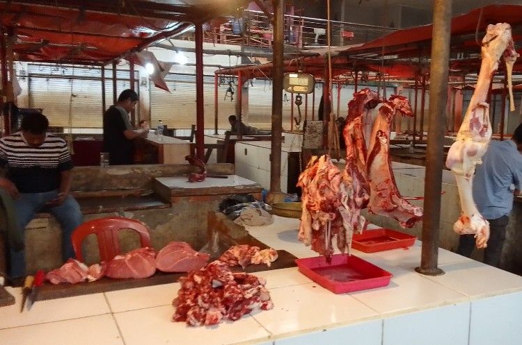 Padagang daging sapi di Pasar Baru Kuningan nganti anu  meuli., Kemis. (16/3/2023).*