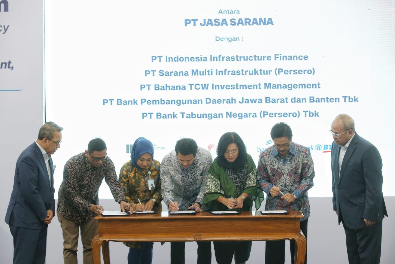Direktur Bahana TCW, Doni Firdaus (tengah) bersama Badan Usaha Milik Daerah (BUMD) Provinsi Jawa Barat, Jasa Sarana menandatangani nota kesepahaman/ Memorandum of Understanding (MoU) di Gedung Sate, Kamis, 16 Maret 2023.