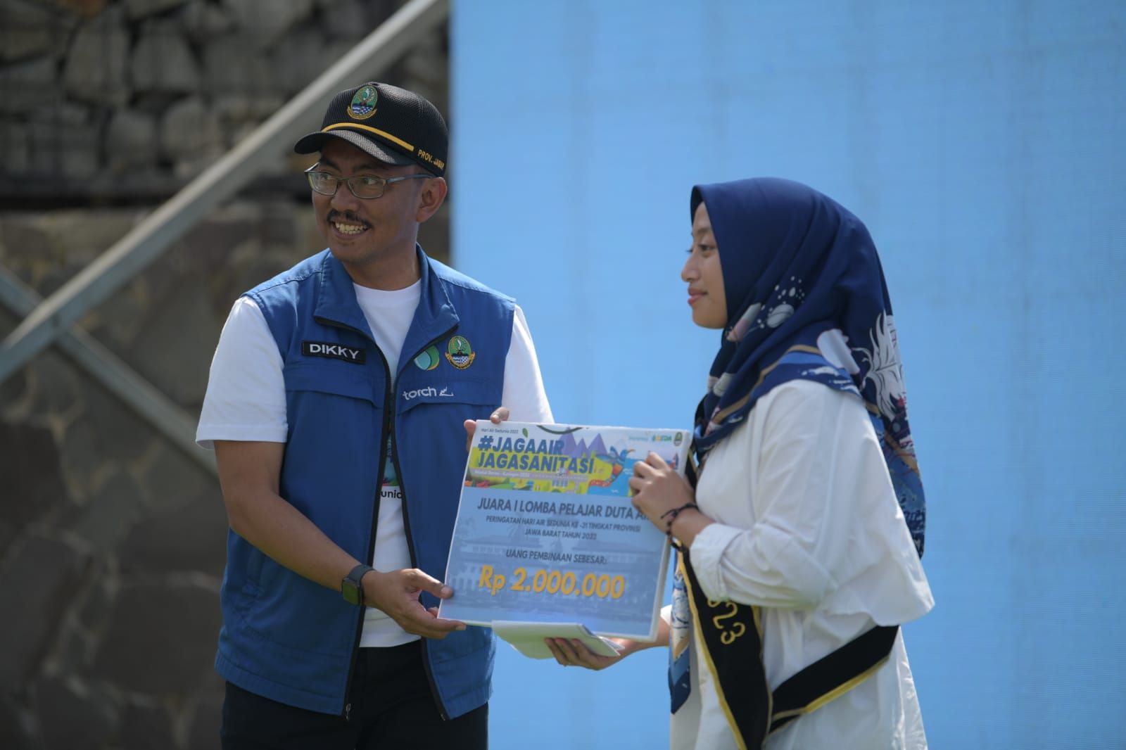 Kadis DSDA Jawa Barat Dikky Achmad Sidik menyerahkan hadiah pada Aretha Camryn Nur Haldis yang terpilih menjadi Pelajar Duta Air Jawa Barat 2023, di Waduk Darma, Kabupaten Kuningan, Rabu, 15 Maret 2023.