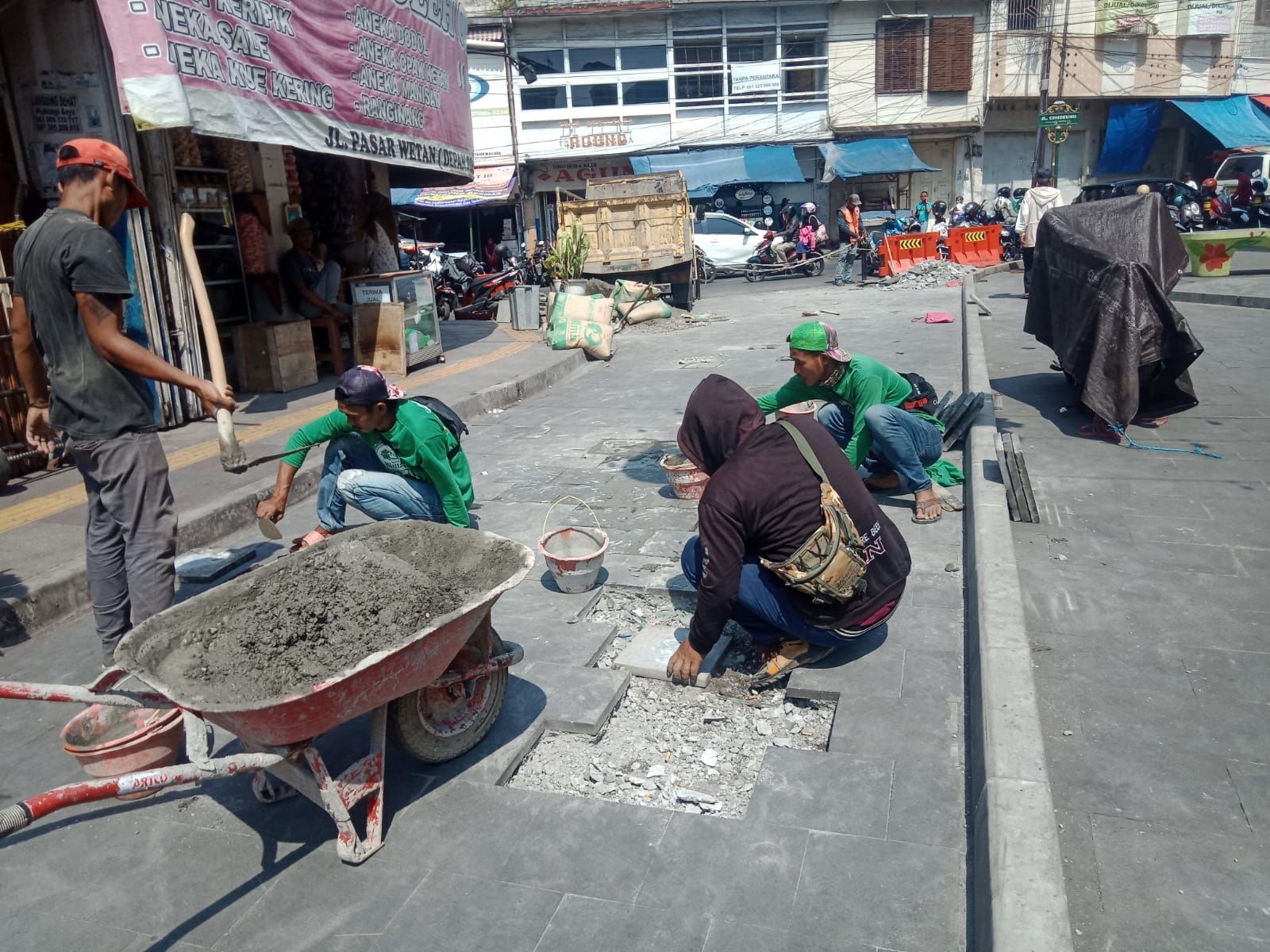 Perbaikkan batu andesit jalan pedestrian Cihideung 