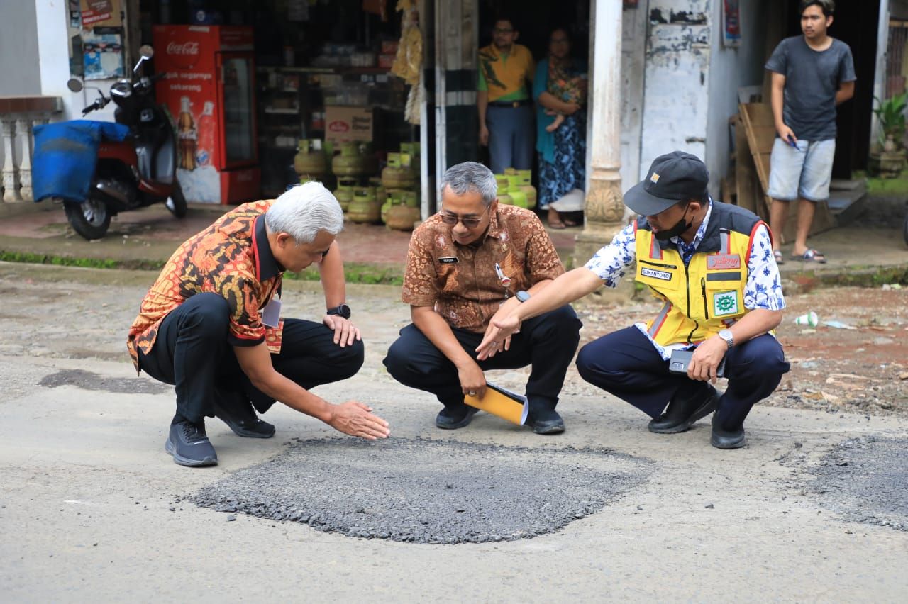 Gubernur Ganjar Pranowo Meninjau Langsung Perbaikan Jalan yang Rusak di Wilayah Jawa Tengah