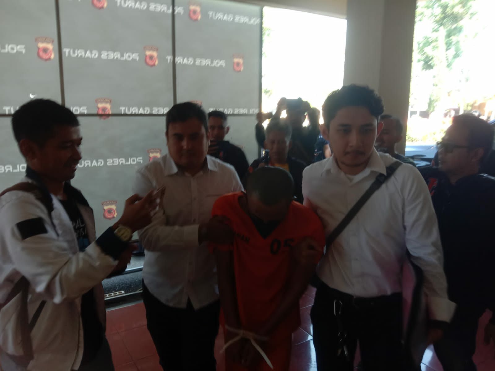 Petugas Satreskrim Polres Garut berhasil mengamankan YS (40), warga Kecamatan Banyuresmi yang menjadi pelaku penganiayaan terhadap seorang anggota TNI yang sedang bertugas membawa mobil ambulans untuk menjemput warga yang sakit.