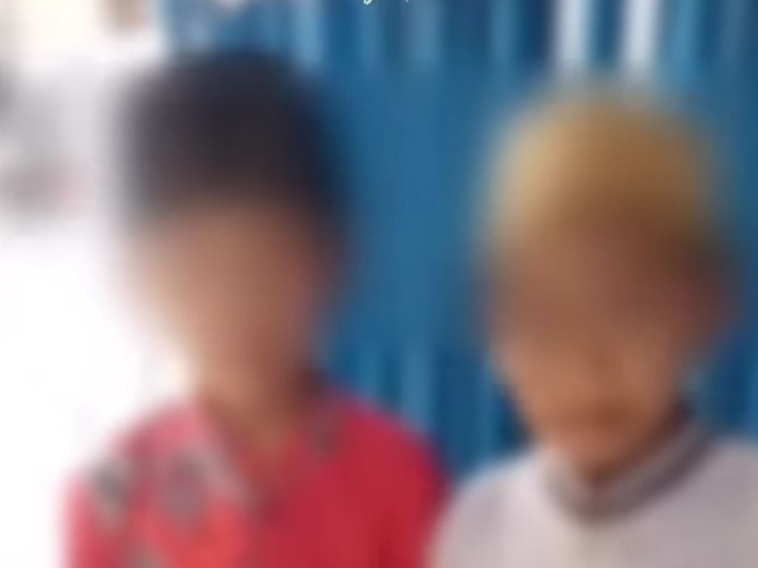 Dua anak dari Dusun Cangaan, Genteng yang viral di media sosial ketika meminta sumbangan kepada masyarakat