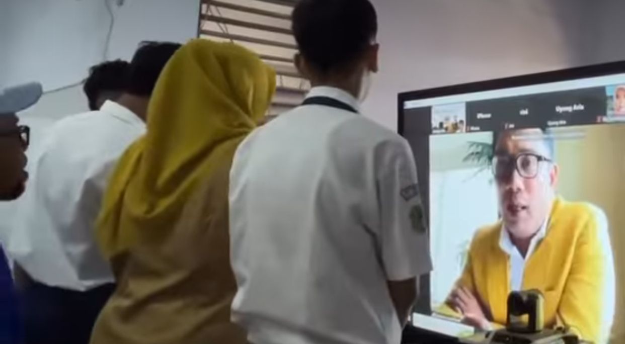 Begini tanggapan PGRI Cirebon terkait masalah Sabil Fadhilah guru SMK di Cirebon yang dipecat usai mengkritik Ridwan Kamil di sosial media.