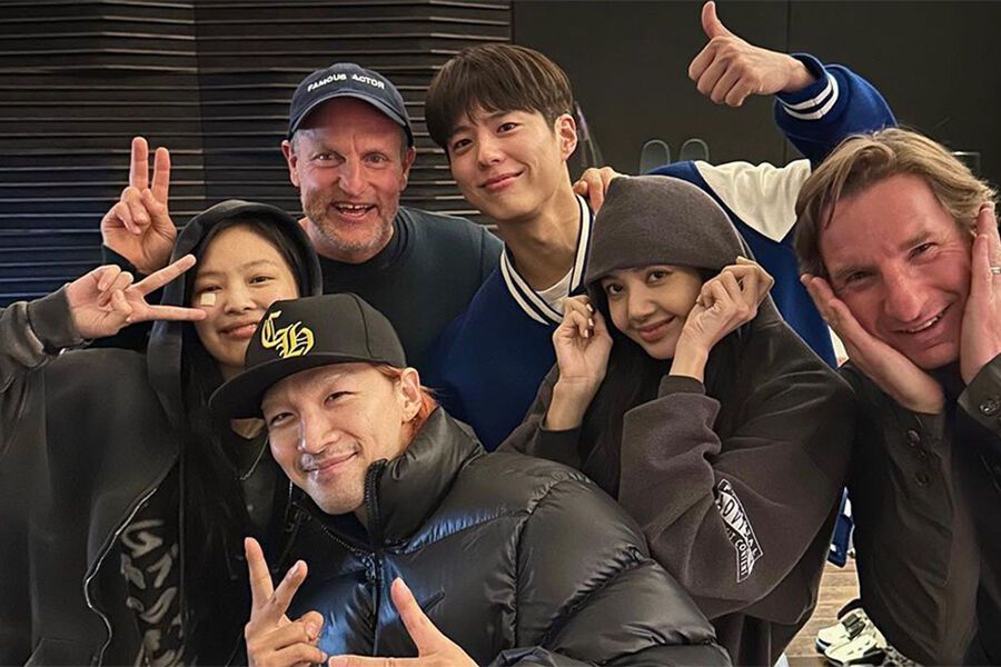 Aktor Woody Harrelson Pamer Momen Tak Terduga Bersama Jennie dan Lisa BLACKPINK, Taeyang BIGBANG, Park Bo Gum