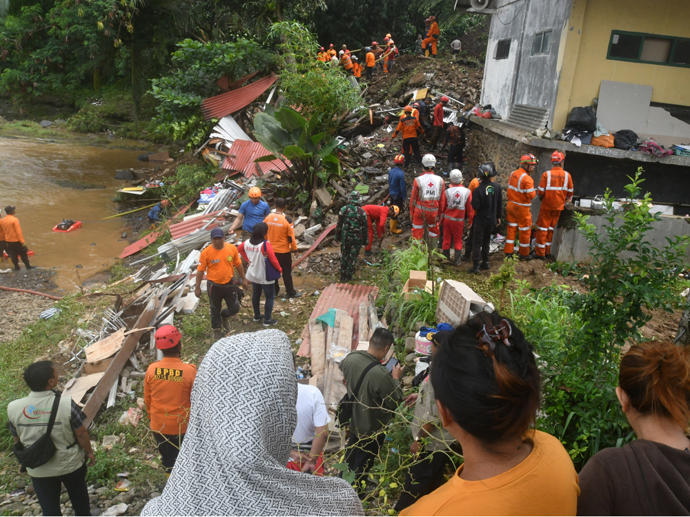 Sejumlah warga menyaksikan proses pencarian korban tanah longsor di Kampung Sirnasari RT 07/04, Kelurahan Empang, Kota Bogor, Jawa Barat, Rabu (15/3/2023).