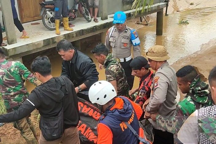 Petugas gabungan baru-baru ini memindahkan jenazah korban longsor dari Pulau Serasan, Kabupaten Natuna, Kepulauan Riau. 