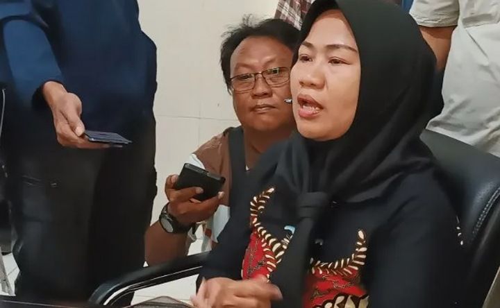 Humas Yayasan Miftahul Ulum Kota Cirebon Elis Suswati memberi keterangan kepada media di Cirebon, Jawa Barat, Kamis 16 Maret 2023.