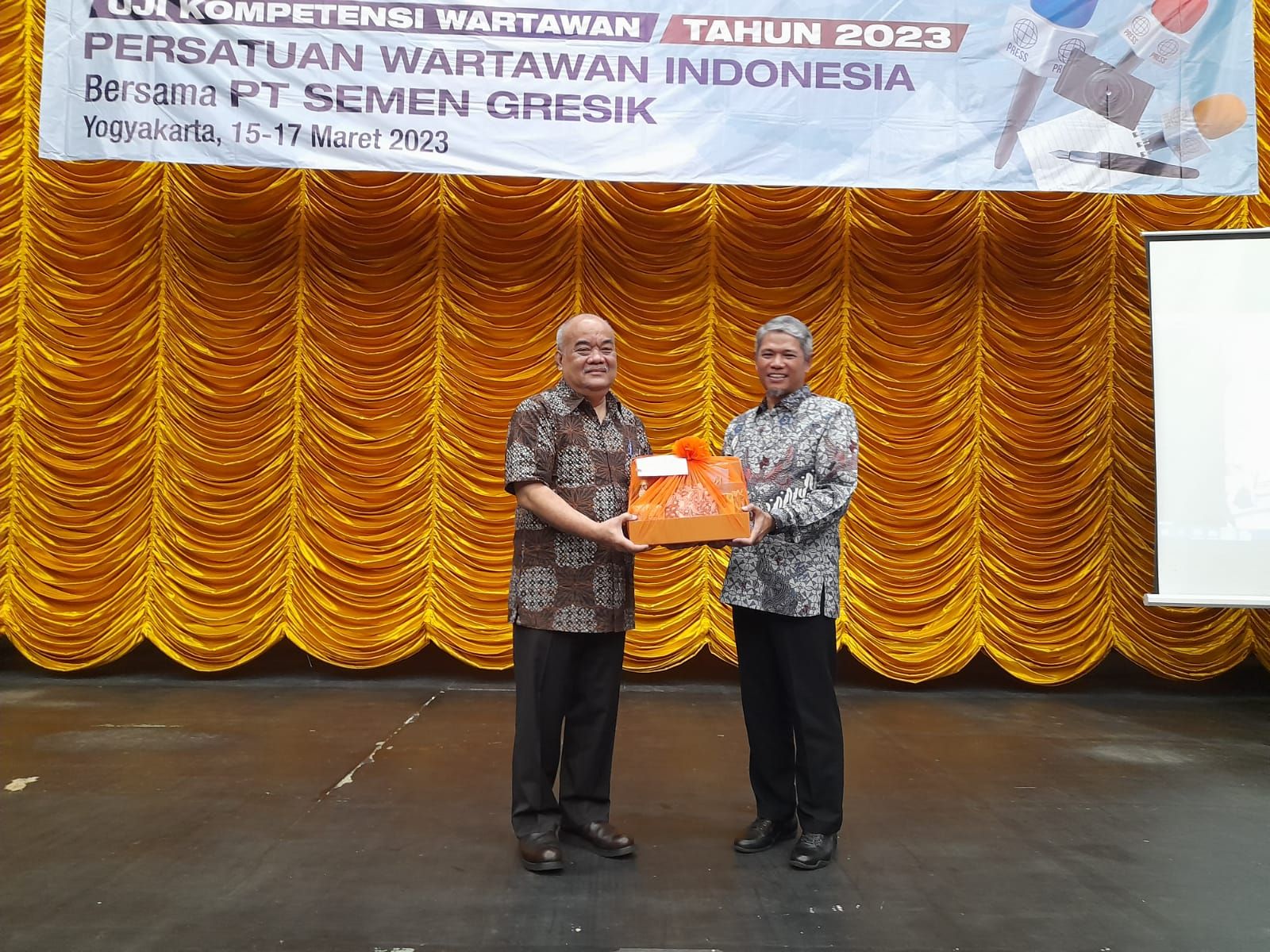 Direktur Keuangan PT Semen Gresik, M Supriyadi menyerahkan cinderamata kepada Wakil Gubernur DIY, Paku Alam X pada pembukaan UKW Joglosemar di BBPPMV Seni Budaya Yogyakarta. 