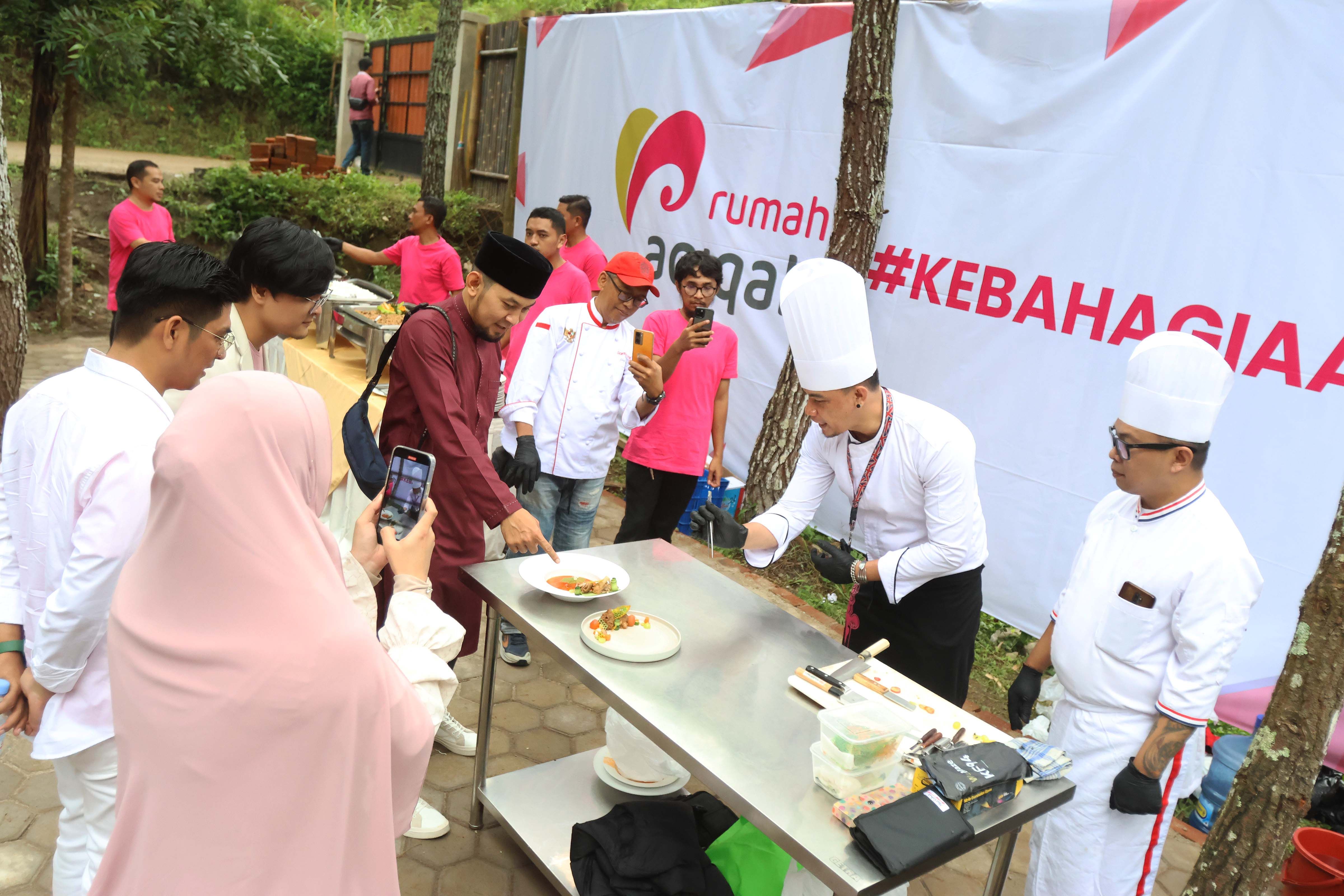 Presiden Direktur Rumah Aqiqah yang juga Pembina Asosiasi Pengusaha Aqiqah Indonesia (Aspaqin), Syahid Hasan didampingi Ray Shareza dan Anandito pada acara Rebranding Rumah Aqiqah, Rabu, 15 Maret 2023.