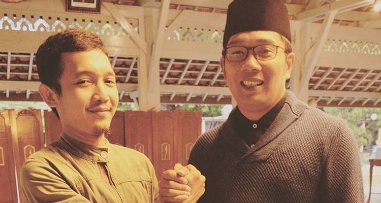 Ridwan Kamil dan Muhammad Sabil, guru SMK di Cirebon yang dipecat lantaran komen 'Maneh' di postingan Instagram Gubernur Jabar. 