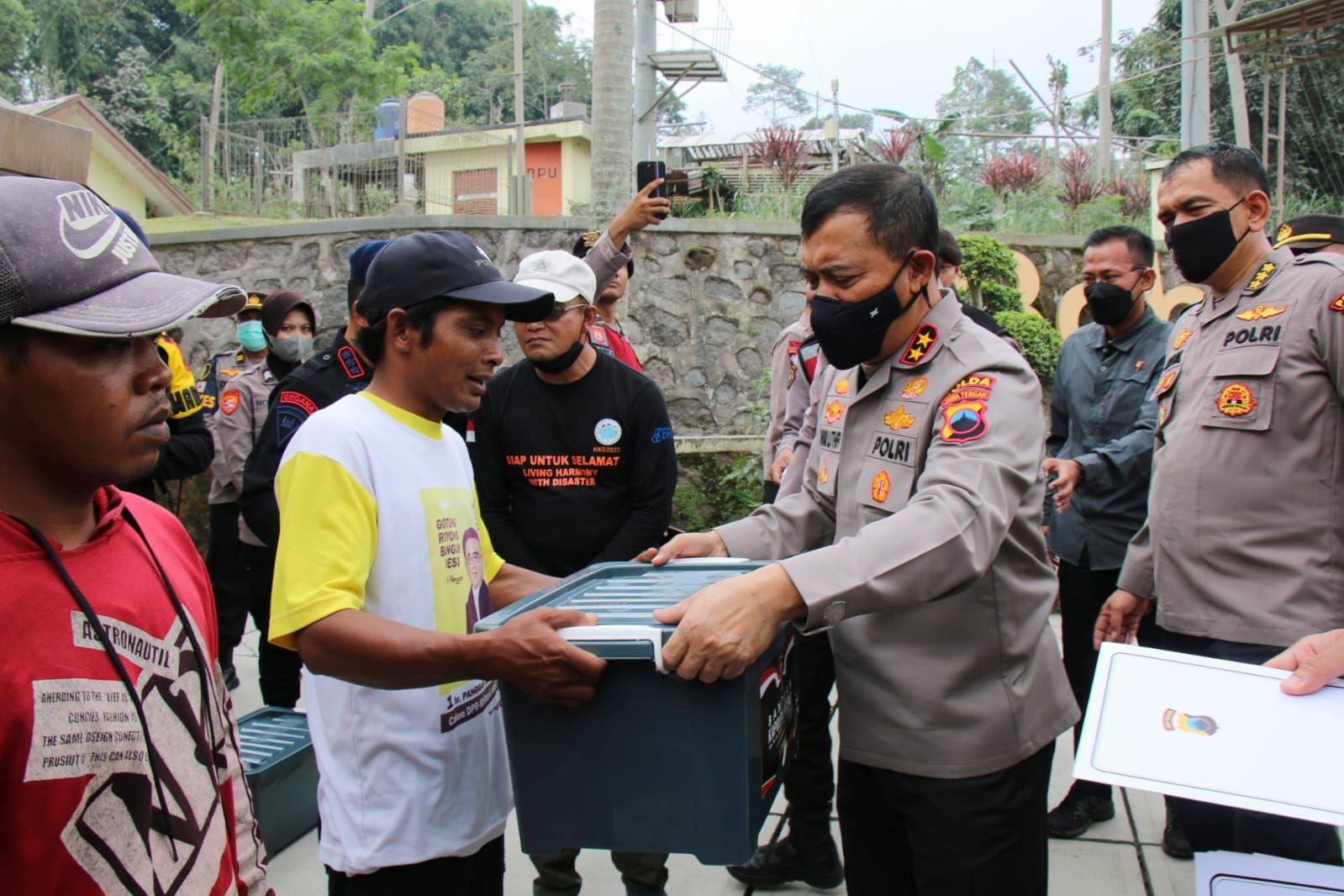 Sejumlah keluhan masyarakat yang terdampak erupsi Merapi mendapat tanggapan dan solusi dari Kapolda Jateng Irjen Pol Ahmad Luthfi