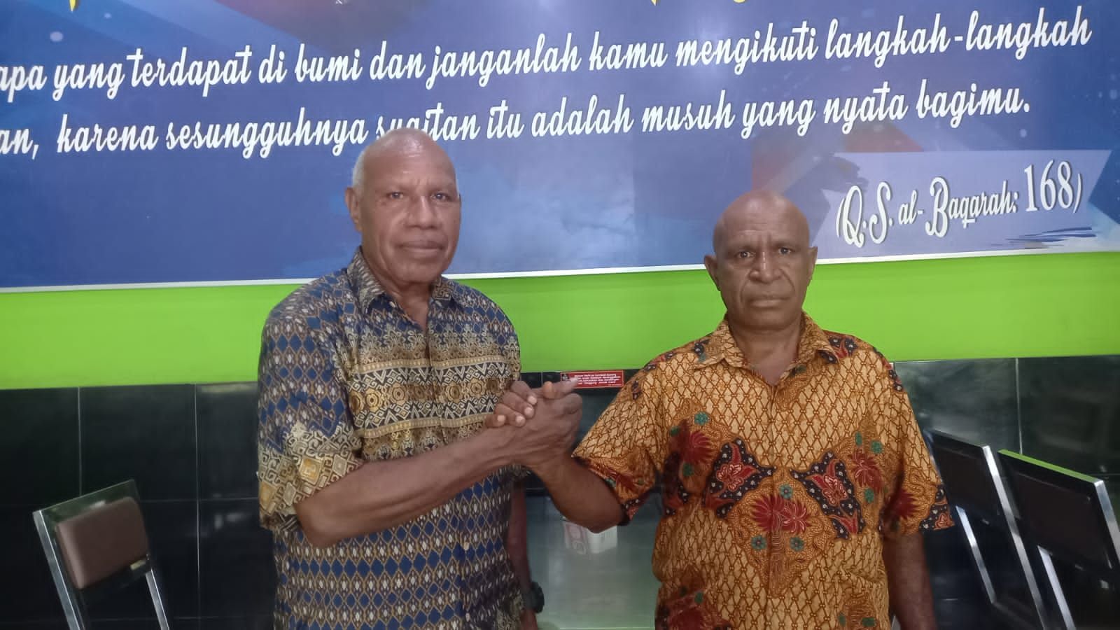 Ondo Herman Yoku (kiri), Sekretaris Umum Sinode Kemah Injil Gereja Masehi Indonesia (KINGMI) Pdt. Dr. Yones Wenda (kanan)