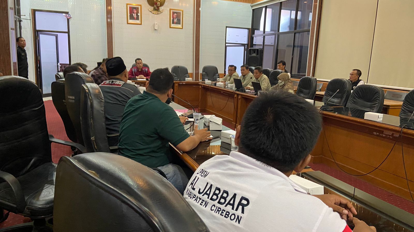 Lembaga Perlindungan Konsumen Swadaya Masyarakat (LPKSM) Al-Jabbar, mengadukan sengketa lelang ke DPRD Kabupaten Cirebon, Kamis (16/3/2023) melalui audiensi.