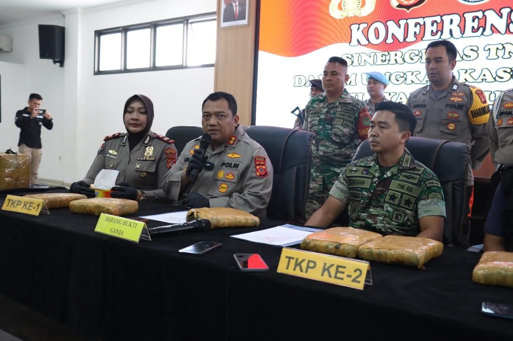 Kapolres Bogor AKBP Iman Imanuddin menjelaskan pelaku berinisial NMD ditangkap di Kampung Cipayung, Kelurahan Tengah, Cibinong Kabupaten Bogor, pada Kamis 16 Maret 2023 karena kedapatan memesan ganja 6,5 kilogram.