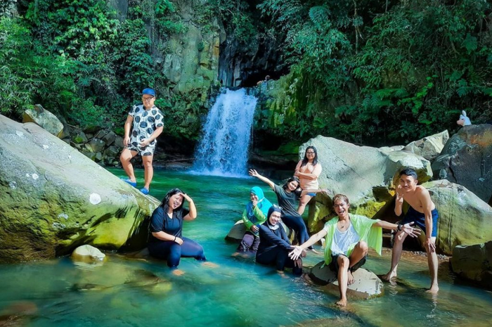 Sejumlah pengunjung di Curug Cikuwulung, salah satu rekomendasi curug dengan pemandangan indah di Bogor.