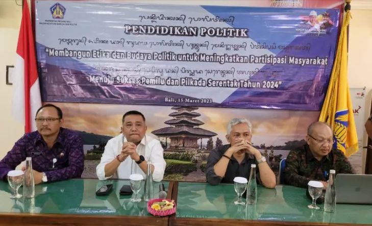 Kepala Badan Kesbangpol Provinsi Bali I Gusti Ngurah Wiryanata (kiri) bersama para narasumber dalam acara pendidikan politik bagi parpol peserta Pemilu 2024 di Denpasar.
