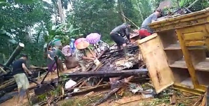 Hujan deras disertai angin puting beliung melanda Kecamatan Sariwangi Kabupaten Tasikmalaya, Jumat 17 Maret 2023 sore. Sejumlah pohon tumbang, setidaknya 10 rumah warga rusak.*