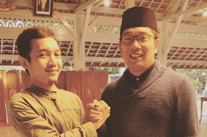 Potret Sabil Fadhilah (guru SMK Cirebon) bersama Ridwan Kamil sebelum kasus kritik yang berakhir pemecatan.