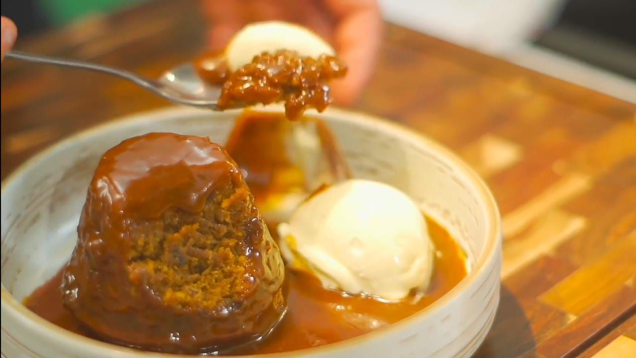 Puding Kurma Saus Karamel.*/Tangkapan layar Youtube/Arnold Poernomo