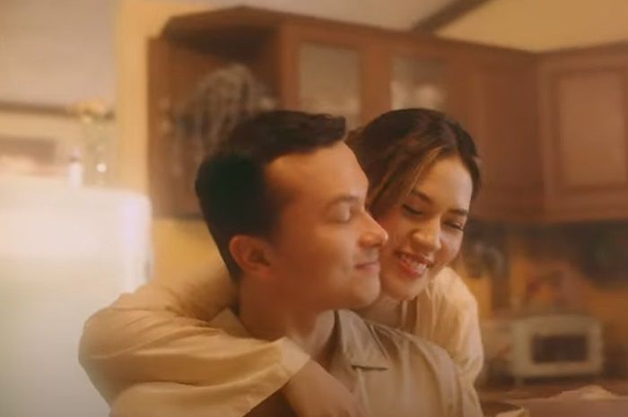 Cuplikan video klip Nyaman Tak Cukup yang dinyanyikan Raisa.