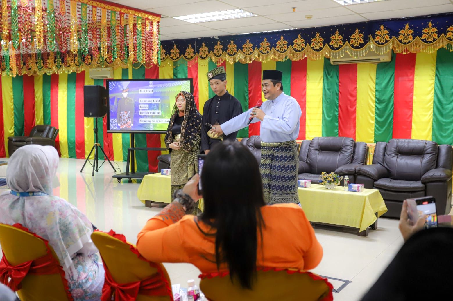 Disbudpar Lestarikan Pakaian Adat Melayu lewat Guru