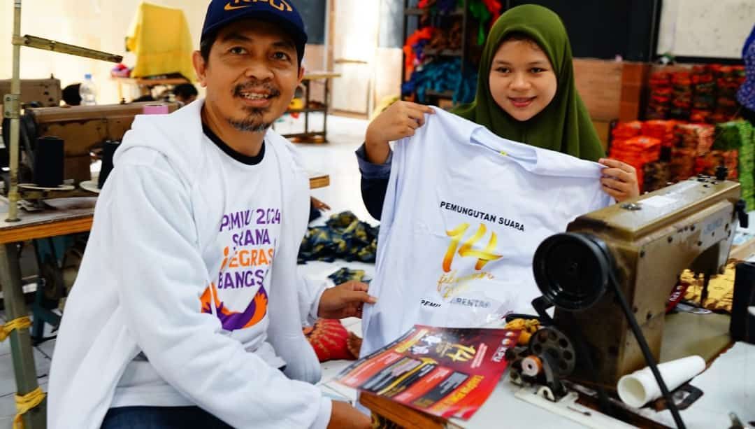 Anggota KPU Kabupaten Banjarnegara Divisi Sosialisasi Pendidikan Pemilih Partisipasi Masyarakat dan SDM, M Syarif SW, foto bersama perajin batik Laweyan, Kota Surakarta, Jumat 17 Maret 2023