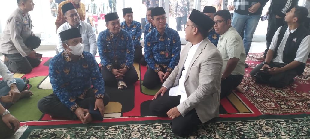 Walikota Bandung Yana Mulyana (bermasker) mendengarkan keterangan  Aman Suparman yang mewakafkan Masjid Amani