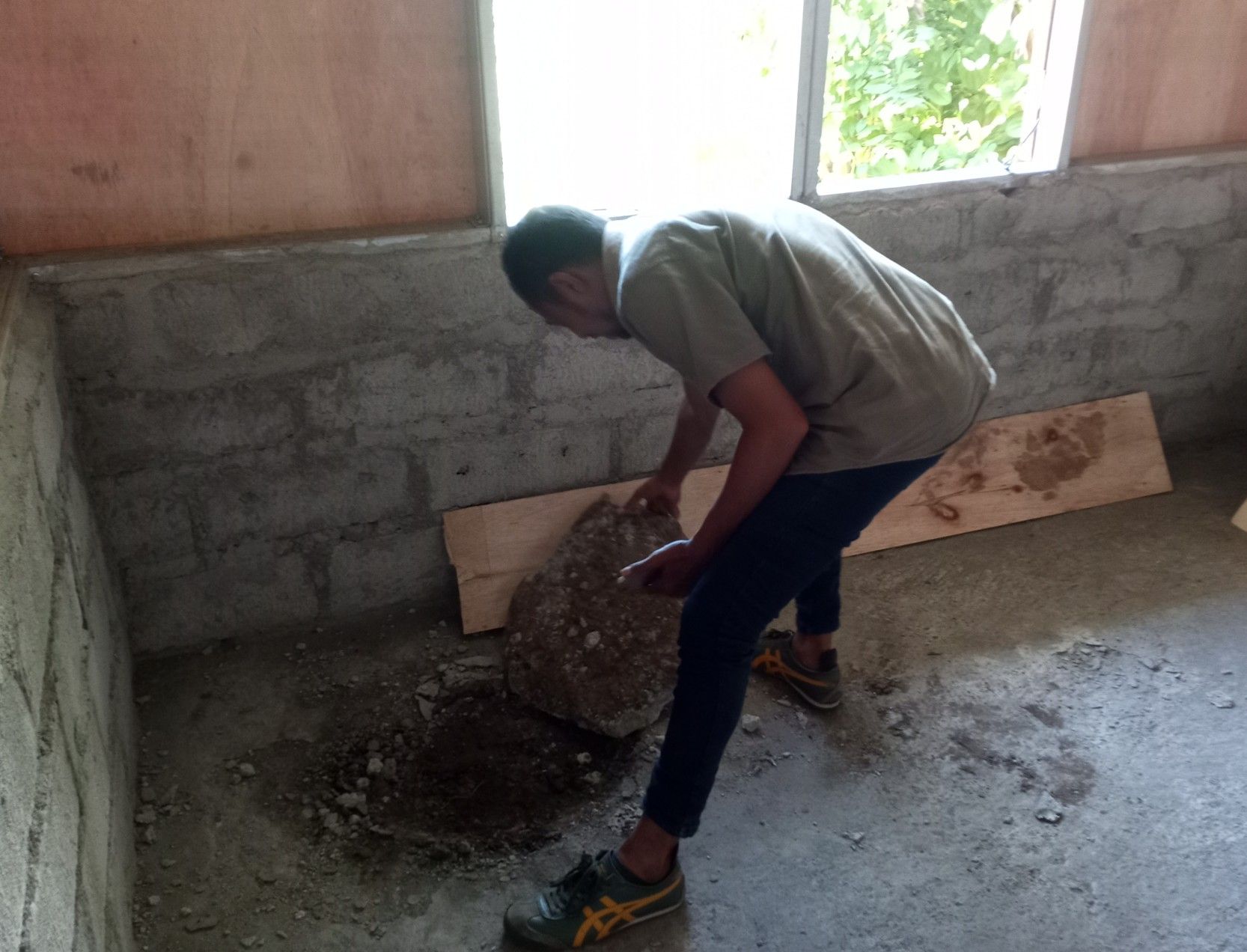 Lantai berlubang yang ditemukan di salah satu rumah bantuan Seroja di Waisika