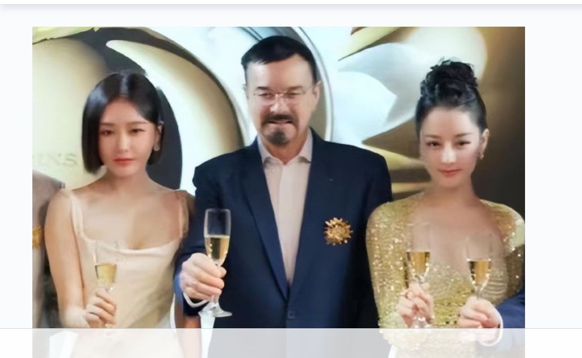 Dilraba Dilmurat dan Qin Lan menghadiri acara merek Clarins minggu lalu dan mengejutkan penonton dengan gaun backless berpotongan rendah mereka yang menarik.