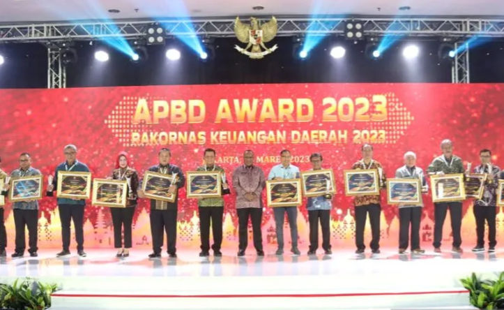 Para kepala daerah menerima penghargaan daerah dengan realisasi anggaran pendapatan dan belanja daerah (APBD) tertinggi dalam acara APBD Award dan Rapat Koordinasi Nasional Keuangan Daerah Tahun 2023 di Jakarta, Kamis, 16 Maret 2023.
