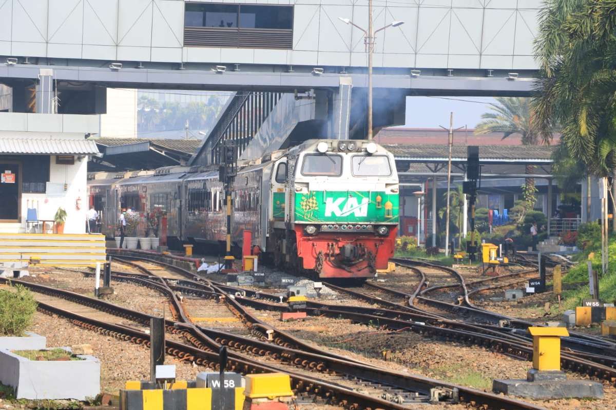 PT Kereta Api Indonesia (KAI) Daerah Operasi (Daop) 2 Bandung kerahkan 2 kereta api tambahan pada arus mudik Lebaran 2023.
