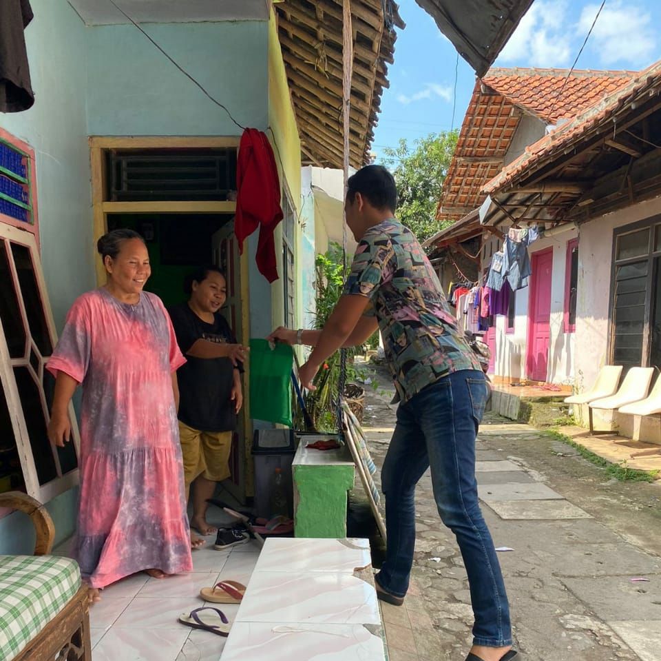 GMPI Kota Cirebon membagikan puluhan paket sembako.