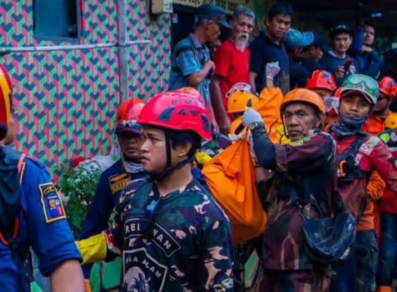 Tim SAR gabungan mengevakuasi korban tanah longsor di Kampung Sirnasari, Empang Bogor, yang berhasil ditemukan pada Kamis, 16 Maret 2023 sore kemarin. 