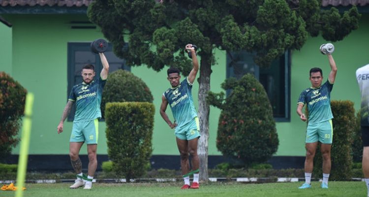 Tim Persib Bandung saat berlatih di Lapangan Pusdikpom, Kamis 16 Maret 2023.