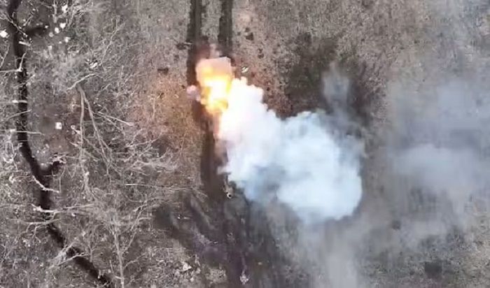 Serangan anti-rudal Ukraina menghancurkan tank Rusia.*  